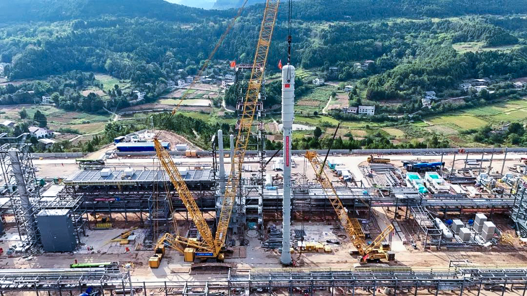 一次性成功！拉斯维加斯9888履带兄弟助力大型油气田最长整体塔类吊装