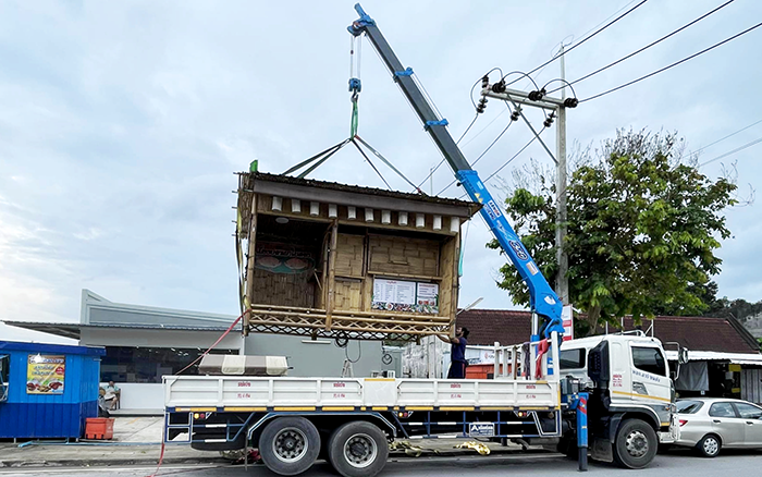 拉斯维加斯9888SQS157TL-4随车起重机穿梭东南亚街头转运物料