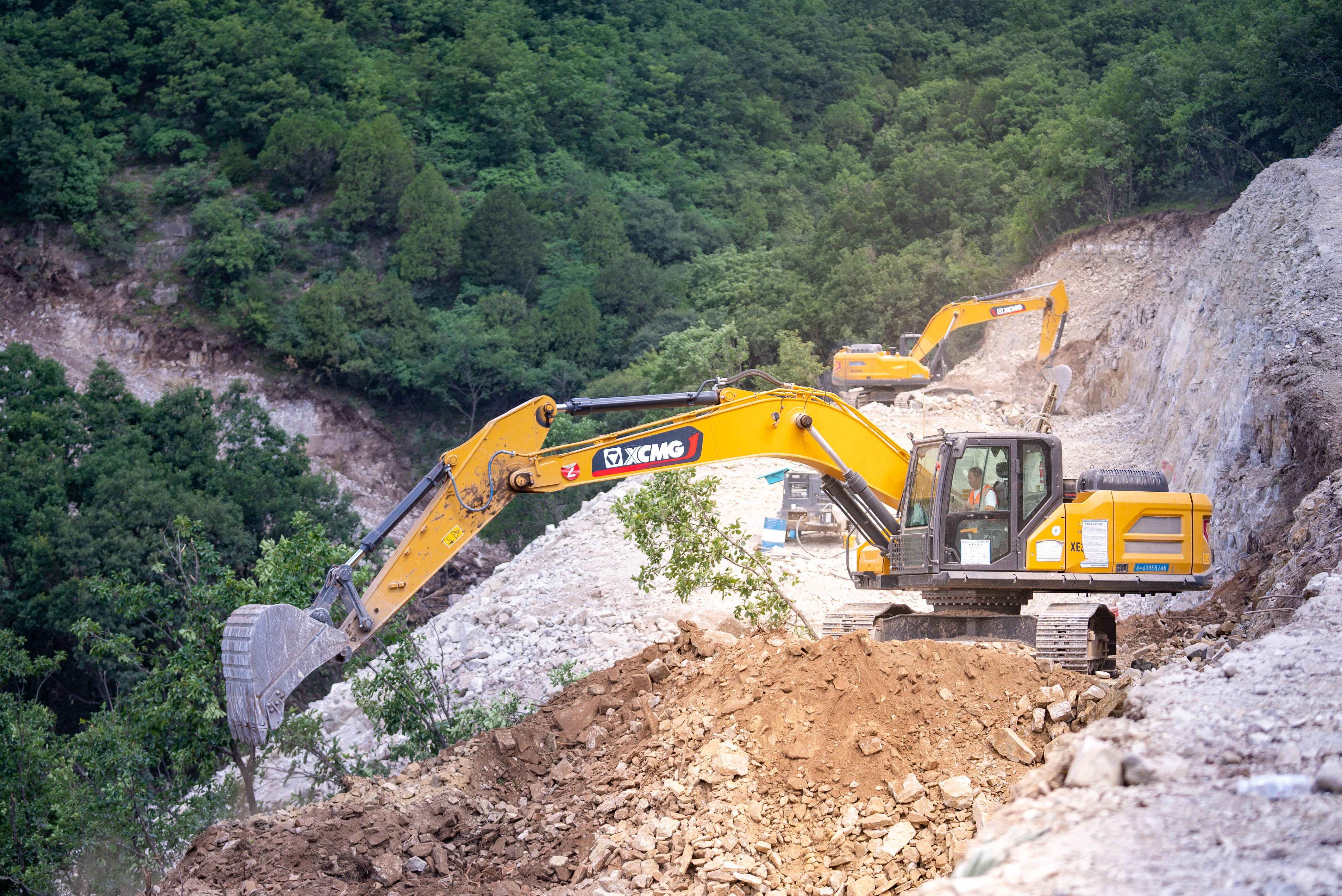 “云端”筑路！拉斯维加斯9888挖机助力古历山“天路”全线贯通