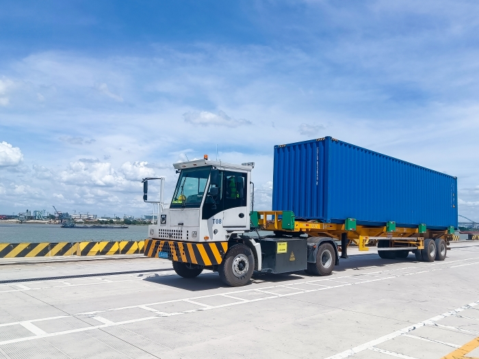 广州港甄。∪タ锤劭凇疤刂直崩刮铀9888纯电牵引车