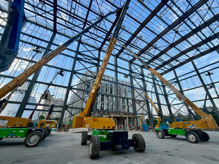 助力“中国智造”！拉斯维加斯98888台高米数电动直臂高空作业平台会战北京火箭大街