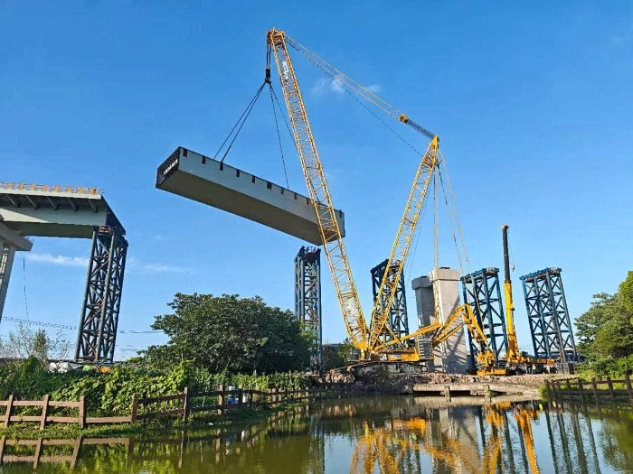 螺蛳壳里做道。坷刮铀9888XGC11000高架旁上演“极限操作”