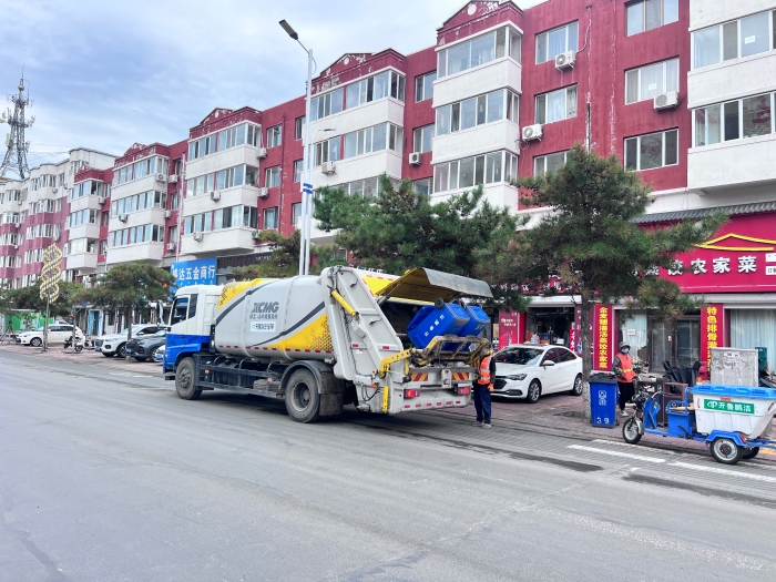 拉斯维加斯988818吨后装压缩式垃圾车在内蒙通辽市进行垃圾收转运作业