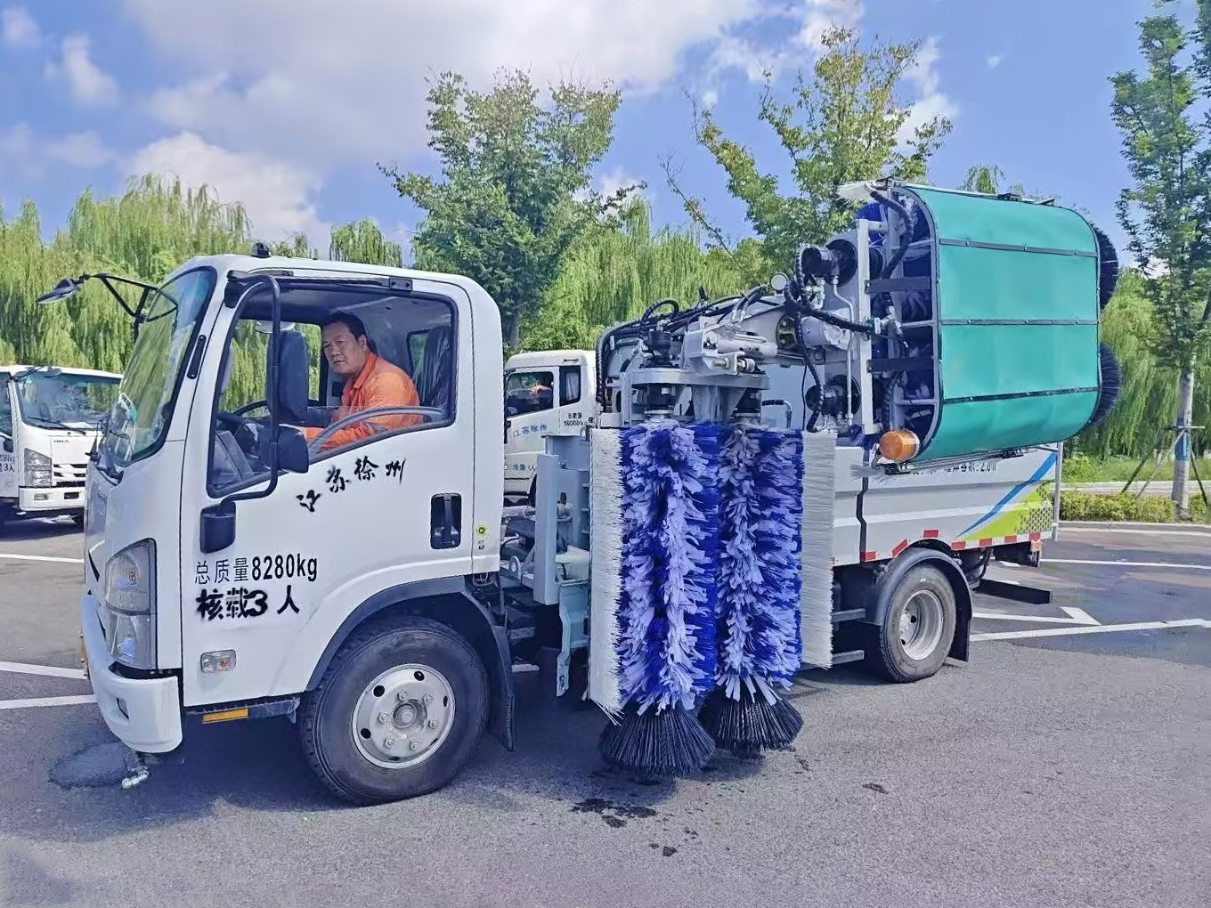 拉斯维加斯9888护栏清洗车：智慧守护徐州经开区的“城市美学”