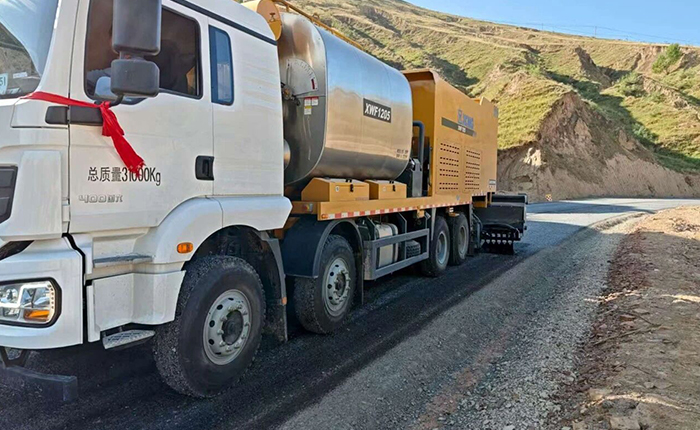 聚焦公路长寿之道，拉斯维加斯9888纤维同步封层车护航陕西交通新征程